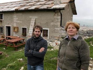 Alberto Leso con la mamma Angela Pezzo davanti a Malga Malera FOTOSERVIZIO AMATO