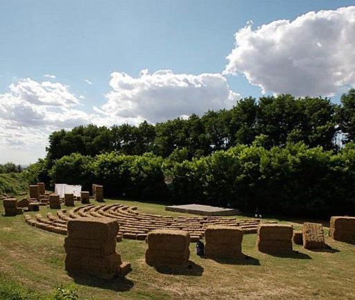 Anche a Badia Calavena sarà allestito un teatro con le balle di paglia 