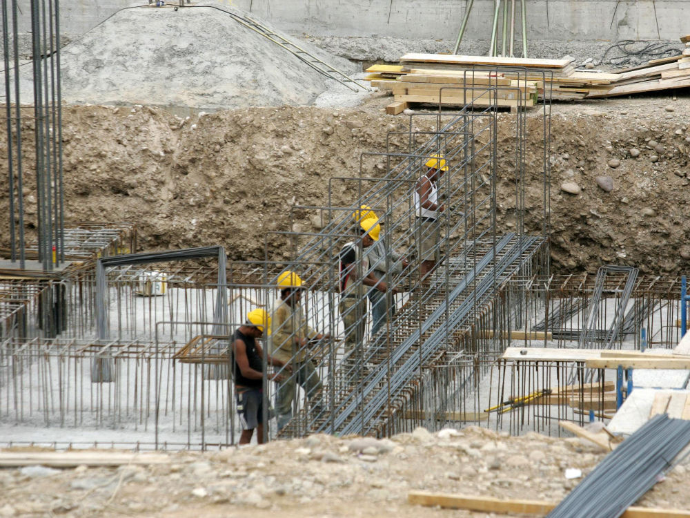 Operai al lavoro in un cantiere edile: gli incidenti sono diminuiti    