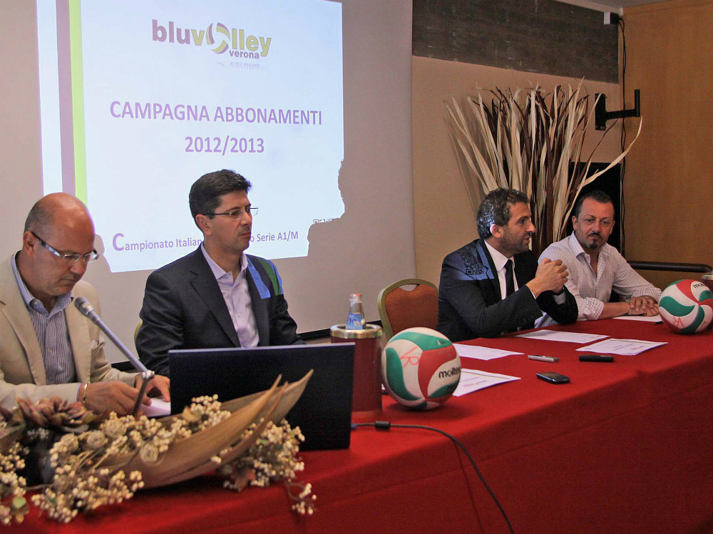 Il direttore generale di BluVolley Stefano Filippi, il presidente onorario Vito Giacino, il vicepresidente Stefano Magrini e il socio Luca Bazzoni   