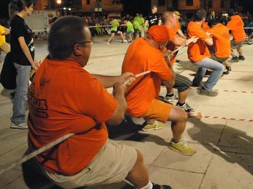 I vincitori, gli arancioni di Porcile, impegnati nella gara di tiro alla fune
