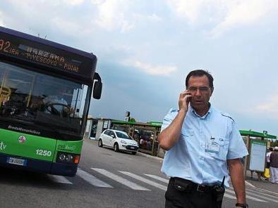 Autobus e controllori: in questi giorni l'Atv sta intensificando le verifiche a bordo dei mezzi FOTO MARCHIORI