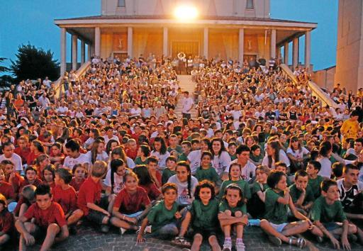 I seicento ragazzi e animatori che quest'anno hanno dato vita al Gruppo estivo del paese FOTOSERVIZIO PECORA|
 Il parroco monsignor Osvaldo Checchini tra i ragazzi