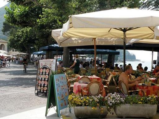 Lungolago di Garda: dentro i locali si potrà però fare musica fino alle 2