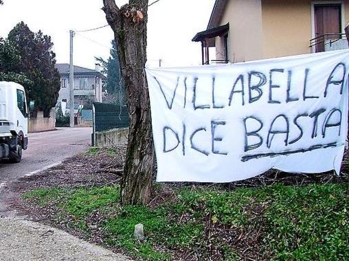 La protesta dei cittadini di Villabella contro l'inquinamento