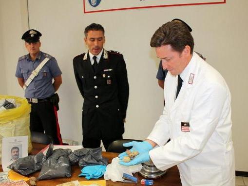 Il luogotenente Buonocore con il capitano Gueli e i militari di San Giovanni Ilarione FOTO FADDA