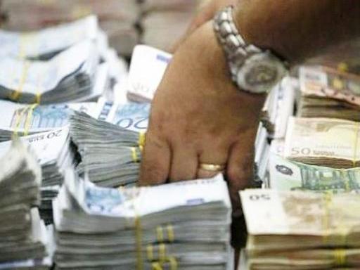 Mazzette di banconote in una banca