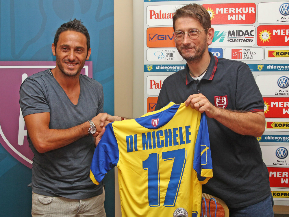 Stretta di mano tra David Di Michele e il presidente Campedelli: Di Michele ha scelto il 17FOTOEXPRESS   