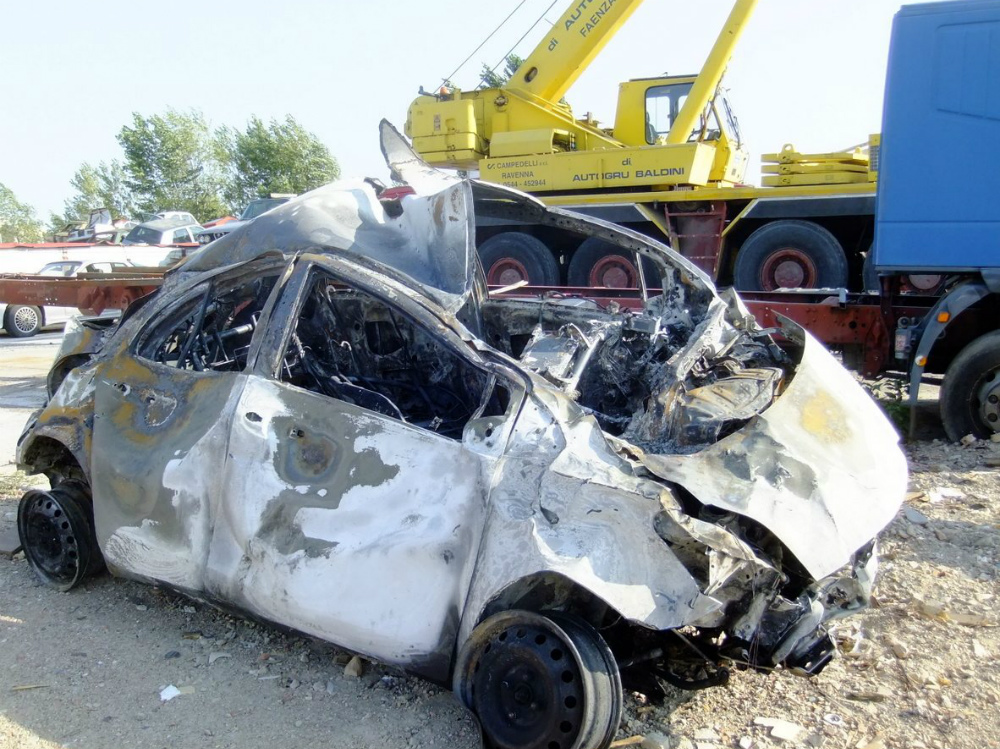 La Toyota Yaris distrutta dalle fiamme divampate nell’incidente 