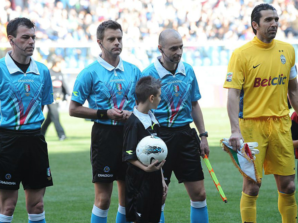 L’assistente Gianluca Cariolato, accanto al portiere della Nazionale Gianluigi Buffon