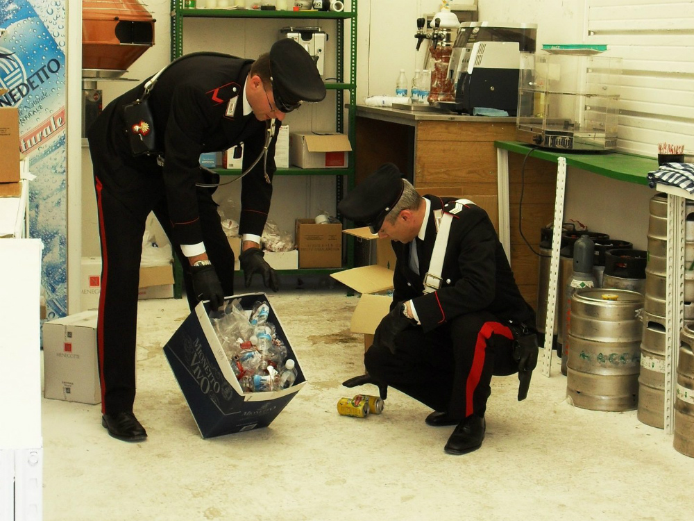I carabinieri di Villafranca durante il sopralluogo al centro ricreativo di Vigasio preso di mira da una baby gang 