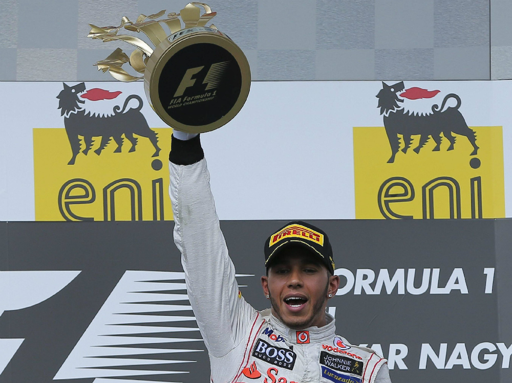 Il pilota della McLaren Lewis Hamilton esulta sul podio dopo aver vinto il Gran Premio d’Ungheria   