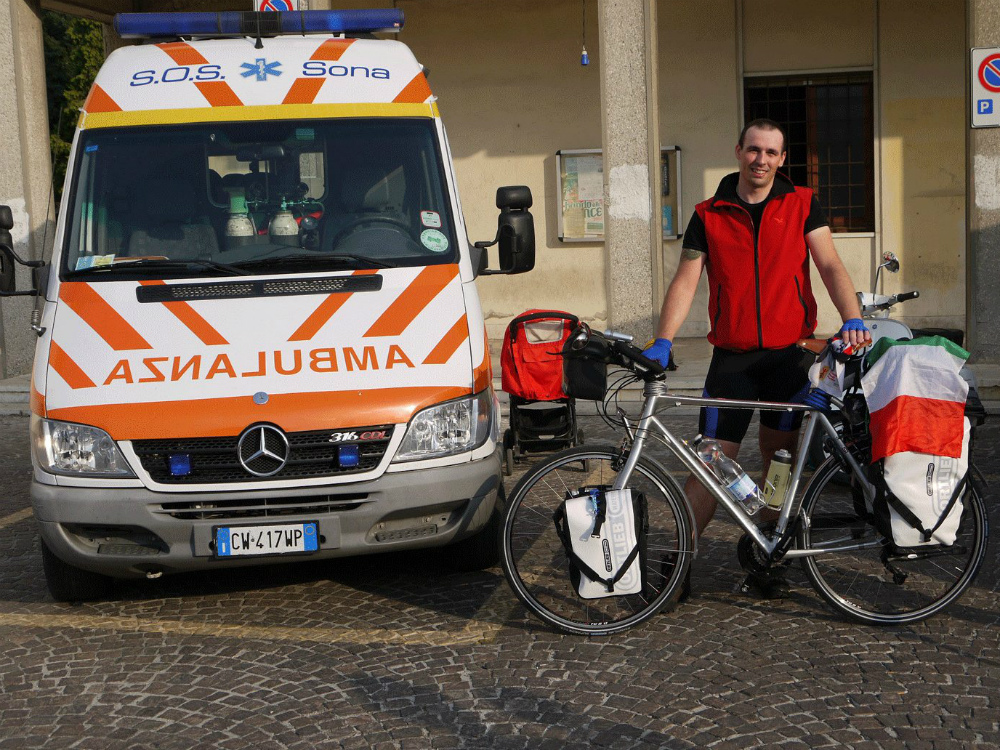 Antonino De Paola davanti all’ambulanza del Sos di Sona