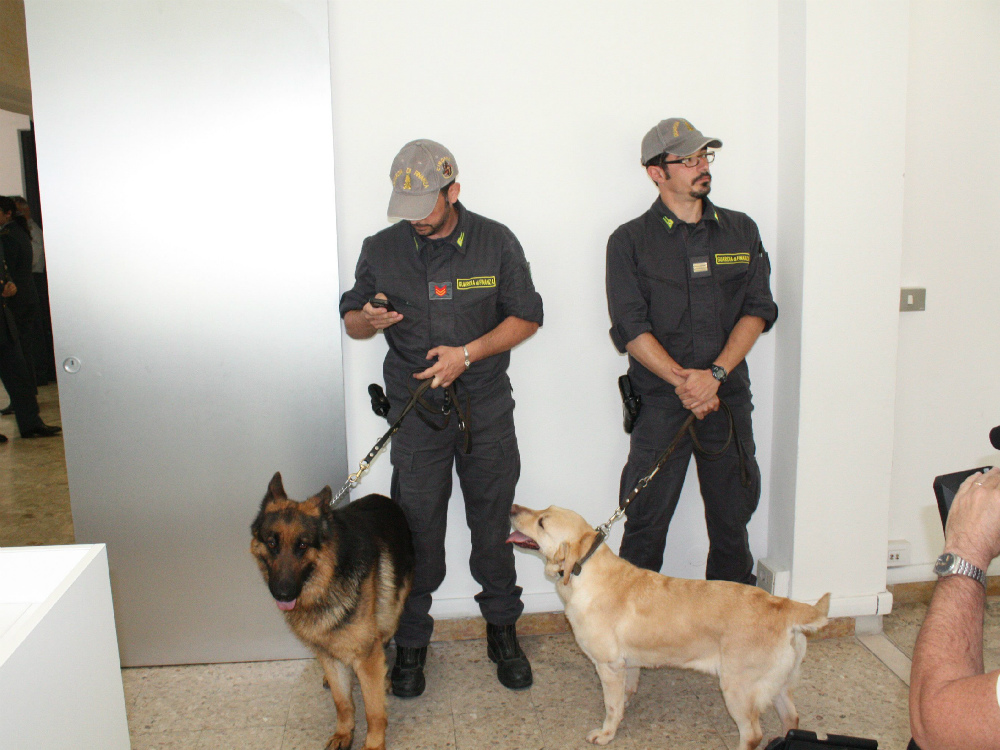 Due investigatori della Guardia di Finanza con i cani anti droga FOTO FADDA   