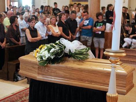 I familiari di Simone davanti alla bara del figlio nella chiesa di Grezzana. Al funerale hanno partecipato tantissime persone. Il giovane era morto per un incidente FOTOSERVIZIO DI GIORGIO MARCHIORI