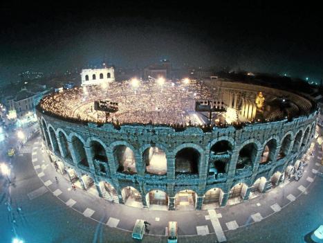 Una veduta dall'alto dell'Arena: un unicum al mondo per quanto riguarda l'opera lirica