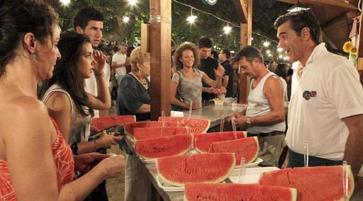 L'anguria è la vera protagonista della sagra, ma in tavola ci sono anche le specialità tirolesi 