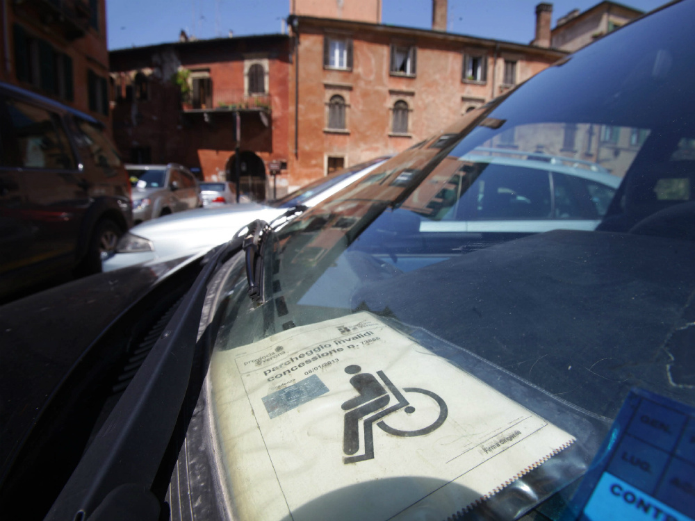 Pass disabili esposto sul cruscotto di una vettura (ARCHIVIO)