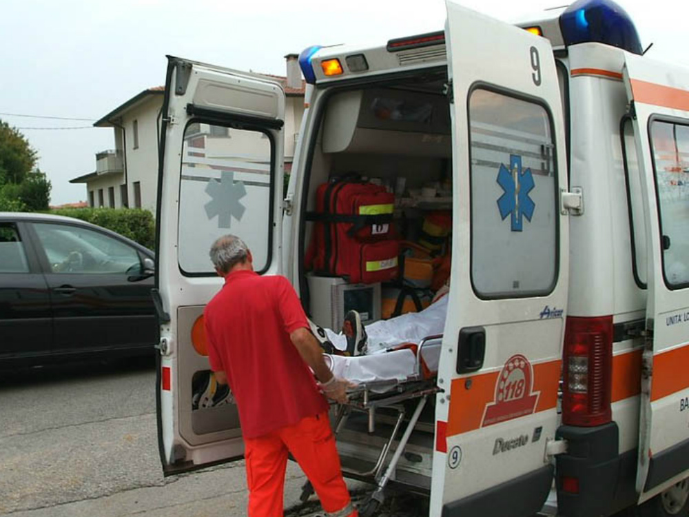 Soccorsi&nbsp;dopo un incidente (FOTO ARCHIVIO)