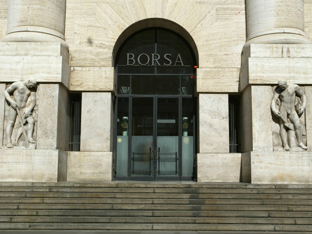 Una immagine dell'esterno del palazzo della Borsa di Milano